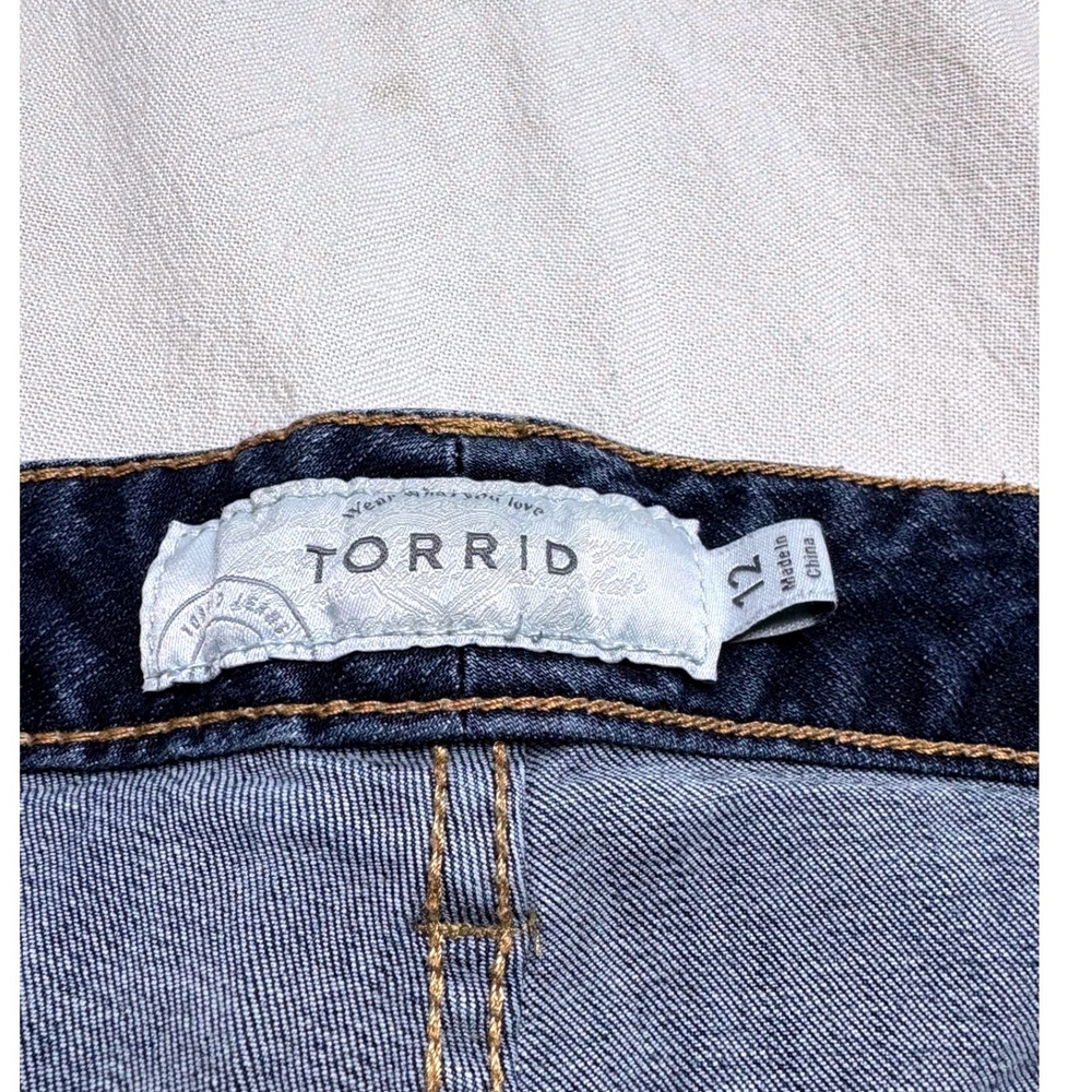 Torrid Womens Size 12 Dark Wash Cuffed Denim Shorts Stretch Mid Rise Jean Shorts - Picture 3 of 5